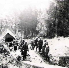 historické foto márnice a hrobnického domku (vlevo)
