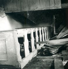 zdevastovaný interiér kostela