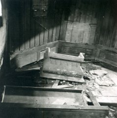 zdevastovaný interiér kostela