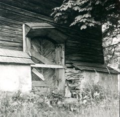 zatlučený vchod do kostela