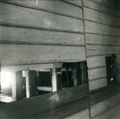 zdevastovaný interiér kostela