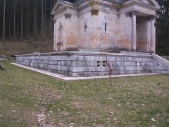 pohled zepředu zleva - opravené odvodnění kaple