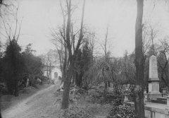 historické foto hřbitova s márnicí (v pozadí)