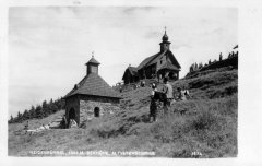 kaple na dobové pohlednici