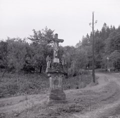 kříž stojící u kaple