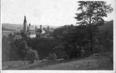 dobová pohlednice vsi s kostelem