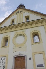 průčelí kaple