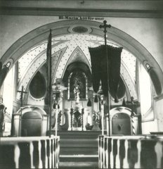 starší foto interiéru kaple - zadní část