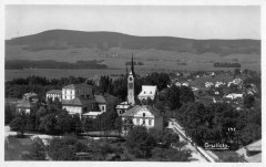 dobová pohlednice města s kostelem