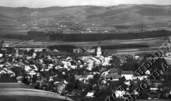 dobová pohlednice města s kostelem (vlevo)