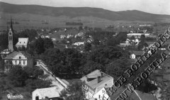 dobová pohlednice města s kostelem