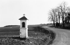 kaplička s okolím