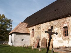 opravený přístavek u levé zadní části kostela