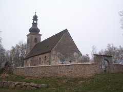 pohled zezadu zprava - opravená část ohradní zdi okolo kostela