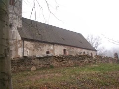 pohled zepředu zprava - část ohradní zdi kostela čekající na opravu