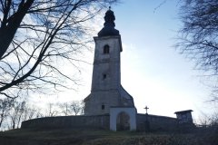 pohled na kostel a opravenou vstupní bránu