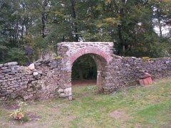 opravená vstupní brána do areálu