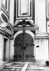 kostel po požáru - portál