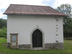 dům postavený na kapli - pohled zepředu 