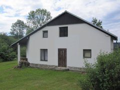 dům postavený na kapli - pohled zepředu zleva