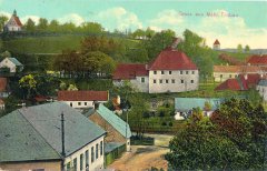 jedna z kaplí křížové cesty na dobové pohlednici (na obzoru)