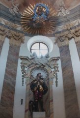 pohled na východní stranu kaple s plastikou sv. Isidora a dřevořezbou Boha Otce