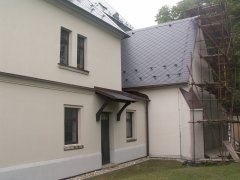 kaple přistavěná k levé straně lodi