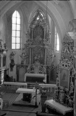 starší foto interiéru kostela - presbytář