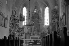 starší foto interiéru kostela - zadní část
