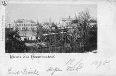 dobová pohlednice vsi s kostelem a zvonicí