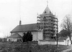 oprava věže kostela po požáru