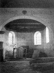 starší foto interiéru kostela - zadní část