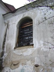 poškozené okno presbytáře
