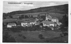 dobová pohlednice vsi s kostelem