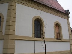 pohled zezadu zleva - provizorně zabedněné okno