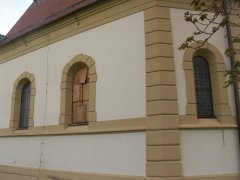pohled zezadu zprava - zabedněné okno