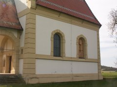 pohled na pravou stěnu - zabedněné okno 