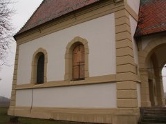 pohled zepředu zleva - provizorně zabedněné okno