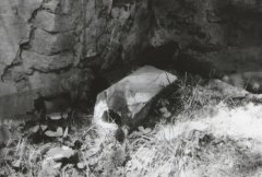 kamenná kasička nebo nádobka na křestní vodu při vstupu do kostela
