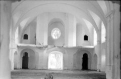 starší foto interiéru kostela - přední část