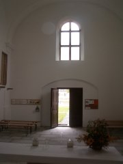 pohled do interiéru presbytáře - přední část