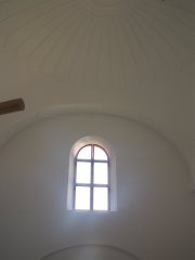okno v interiéru presbytáře