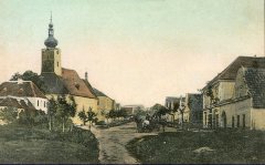 dobová pohlednice vsi s kostelem