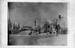 pohled ulicí ke kostelu