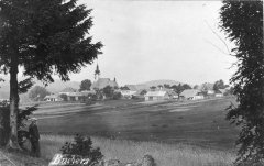 dobová pohlednice vsi s kostelem