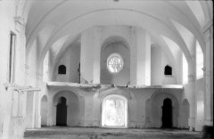 starší foto interiéru kostela - přední část