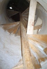 starší foto kostela - schodiště na věž