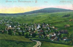 dobová pohlednice vsi s kostelem (vlevo)