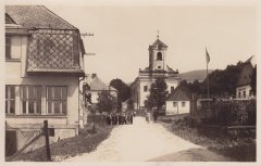 starší pohlednice s kostelem