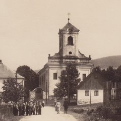 starší pohlednice s kostelem - detail